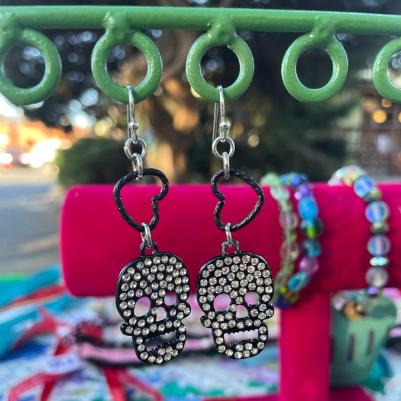 🖤💀Witchy Skull Earrings💀🖤 - Picture 2 of 4